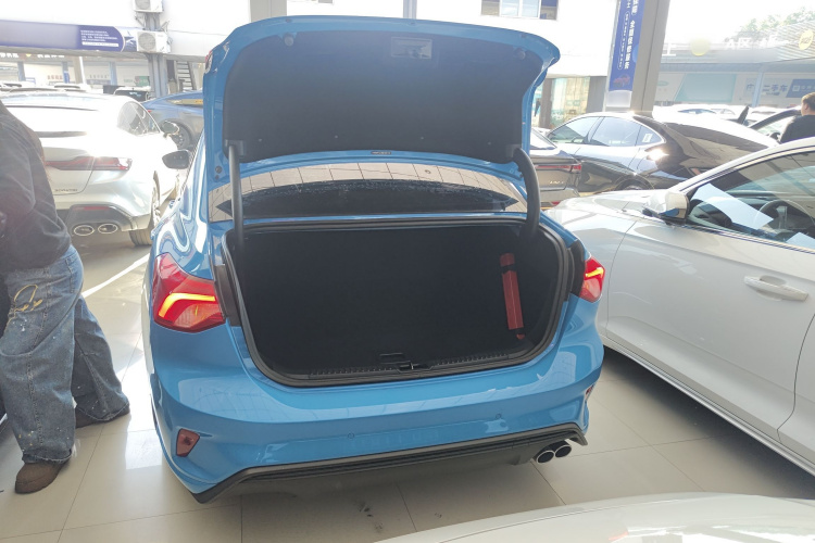 福特 福克斯 2022款 三厢 EcoBoost 180 自动ST Line机舱底盘23