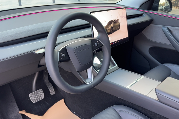 特斯拉 Model Y 2025款 后轮驱动 首发版中控内饰7002