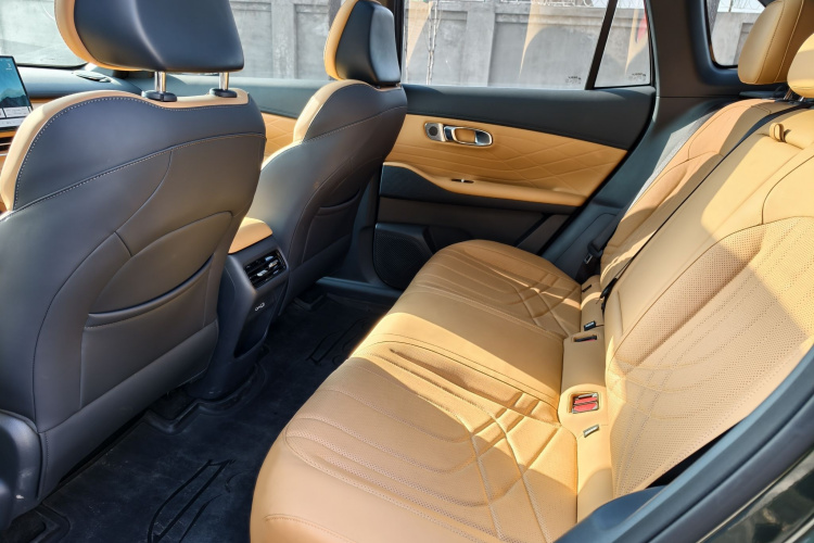 吉利银河 银河星舰7 EM-i 2025款 120km 探索+版中控内饰7005