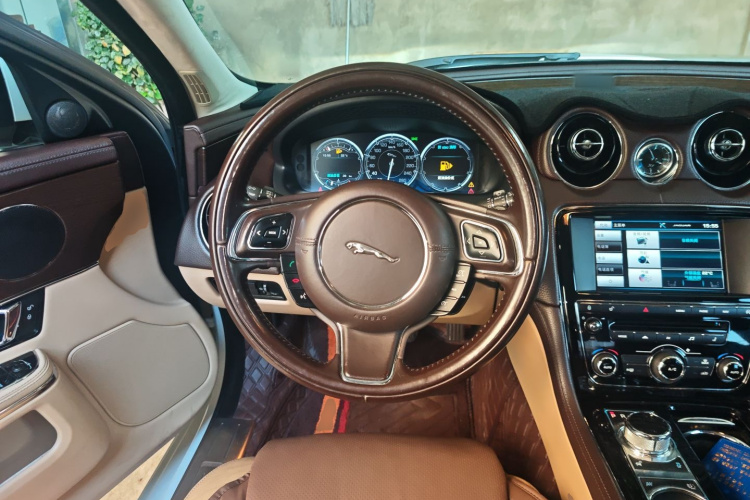 捷豹XJ 2014款 XJL 2.0T 两驱典雅商务版中控内饰13