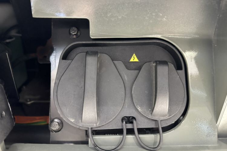 吉利银河 2024款 200km 熊猫骑士中控内饰7004