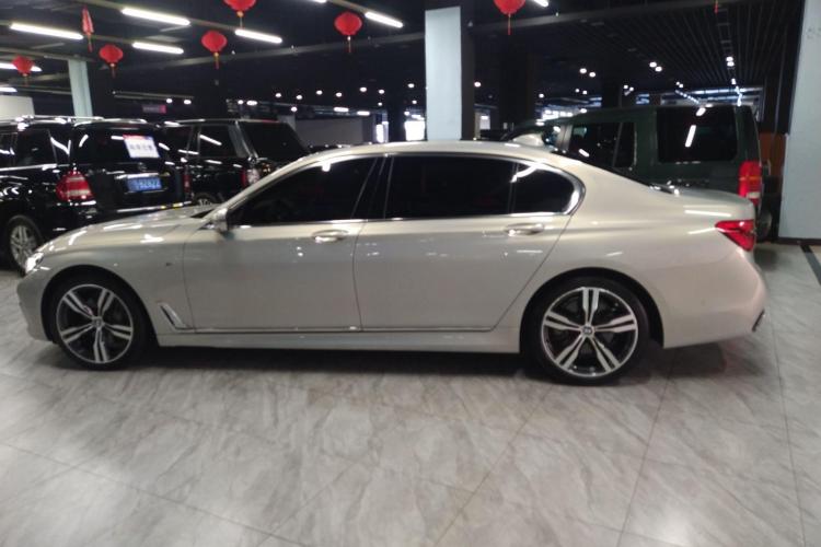 宝马7系 2018款 740Li xDrive 尊享型 M运动套装车身外观4