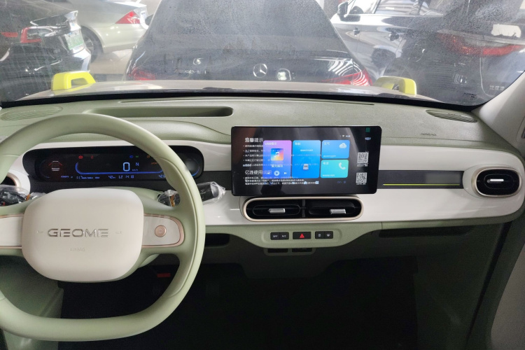 吉利银河 2025款 210km 熊猫骑士中控内饰7002