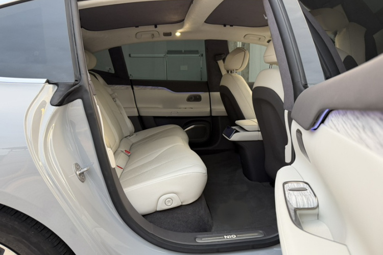 蔚来ET7 2022款 75kWh中控内饰7010