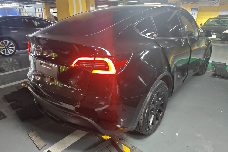 特斯拉 Model Y 2021款 标准续航后驱版车身外观7