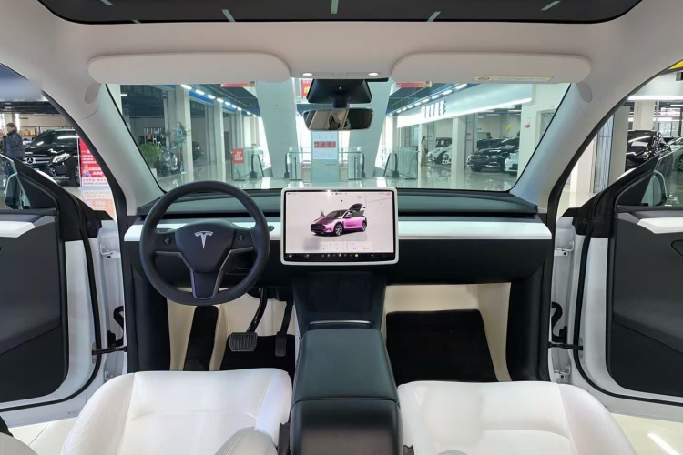 特斯拉 Model Y 2022款 改款 长续航全轮驱动版中控内饰7003
