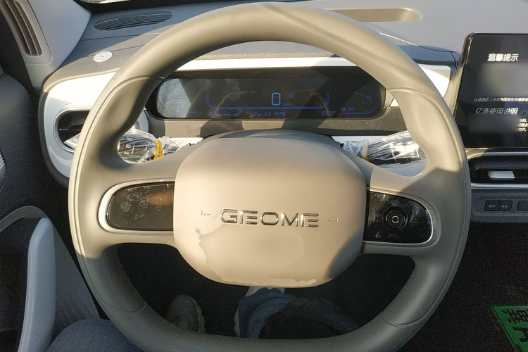 吉利银河 2025款 210km 熊猫卡丁中控内饰13