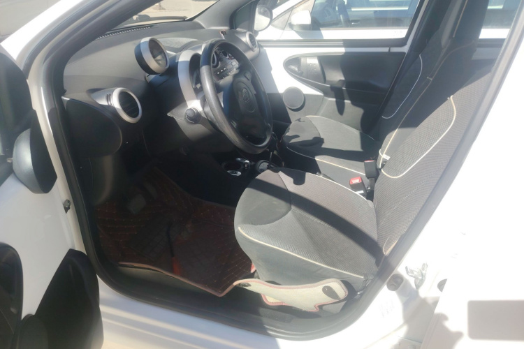 比亚迪F0 2015款 1.0L AMT 铉酷型中控内饰19