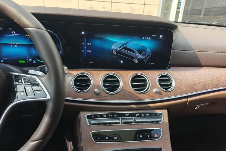 奔驰E级新能源 2023款 E 350 e L 插电式混合动力轿车中控内饰7001