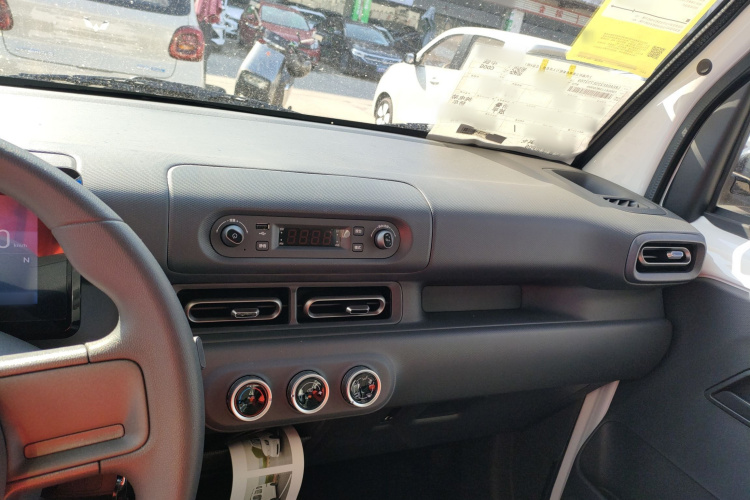 五菱汽车 五菱之光新能源 2025款 305km 进取型中控内饰7002