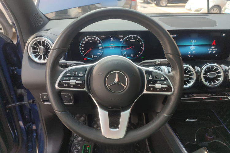 奔驰GLB 2023款 改款 GLB 200 动感型中控内饰13