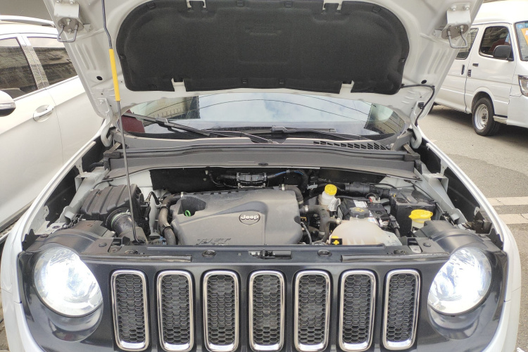 Jeep 自由侠 2018款 互联大屏版 180T 自动高能版机舱底盘24