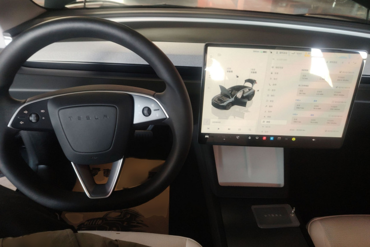 特斯拉 Model 3 2023款 长续航全轮驱动版中控内饰7002