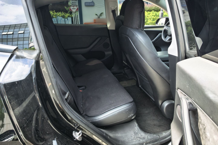 特斯拉 Model Y 2022款 长续航全轮驱动版中控内饰7004