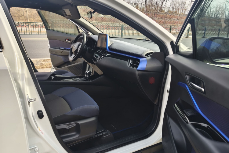 丰田C-HR 2018款 2.0L 领先版 国V中控内饰7004