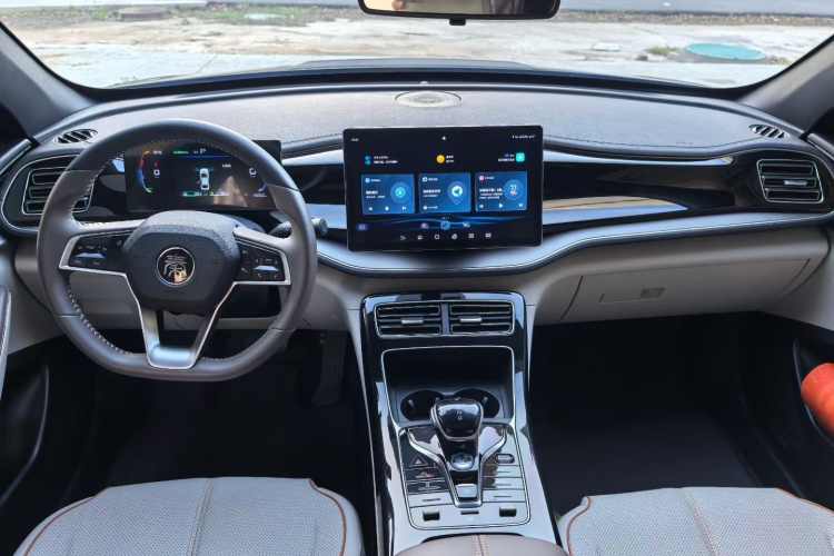 比亚迪 秦PLUS 2024款 荣耀版 DM-i 120KM领先型中控内饰7002