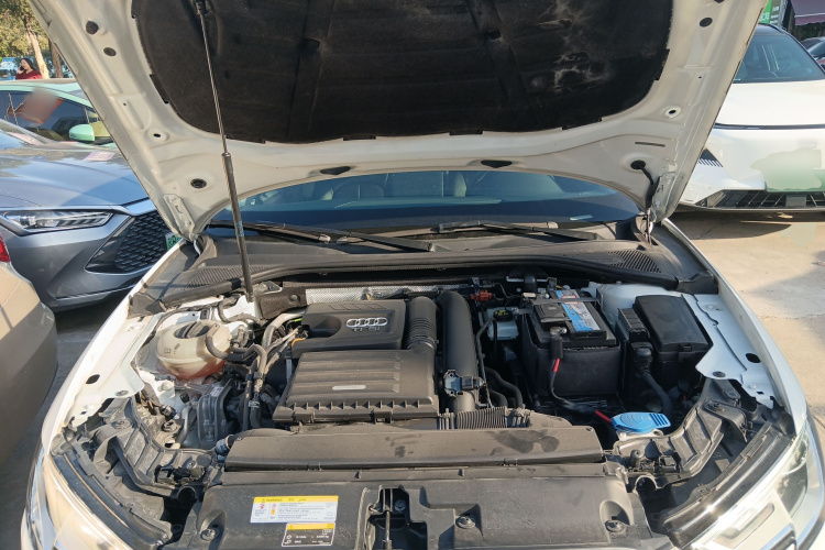 奥迪A3 2018款 30周年年型 Limousine 35 TFSI 进取型机舱底盘24