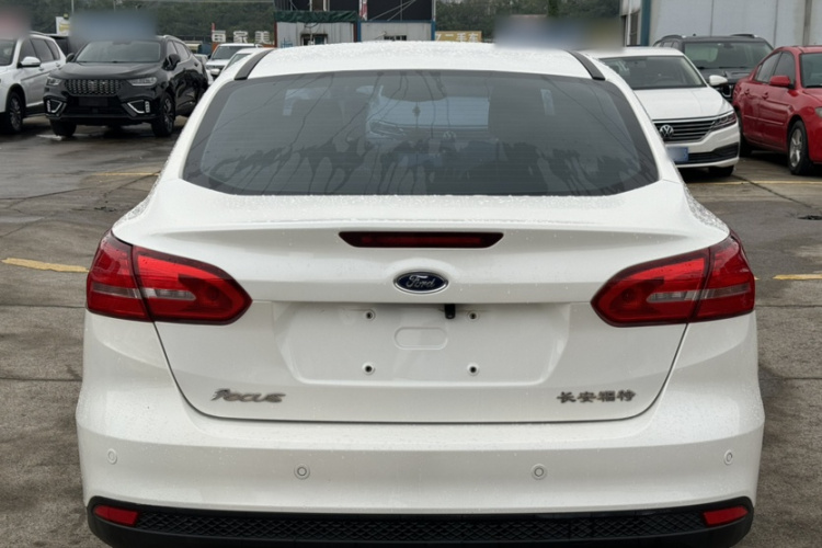 福特 福克斯 2015款 三厢 1.6L 手动风尚型车身外观6010