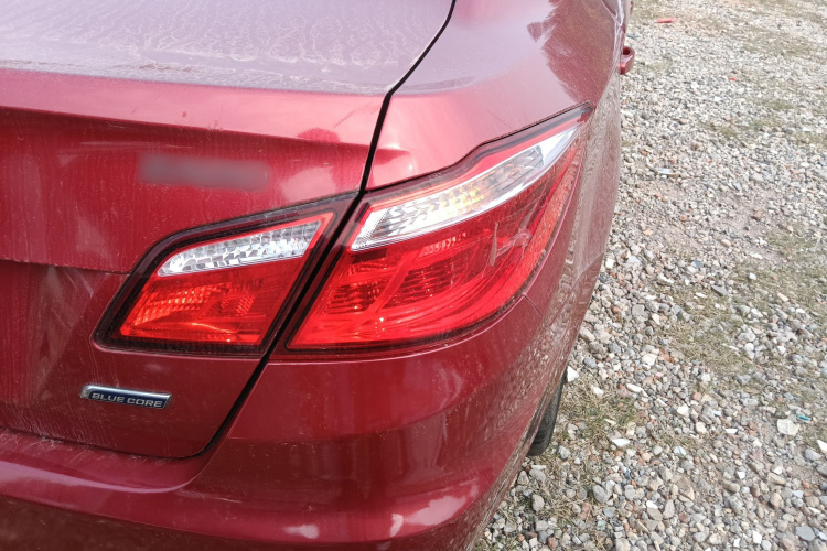 长安 逸动 2014款 1.6L 自动豪华型车身外观9