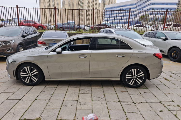 奔驰A级 2019款 A 180 L 运动轿车车身外观4