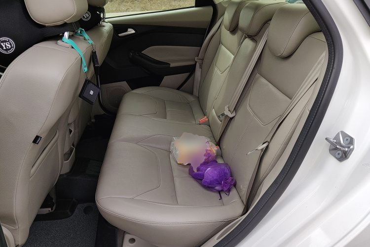 福特 福克斯 2017款 三厢 EcoBoost 180 自动旗舰型中控内饰21