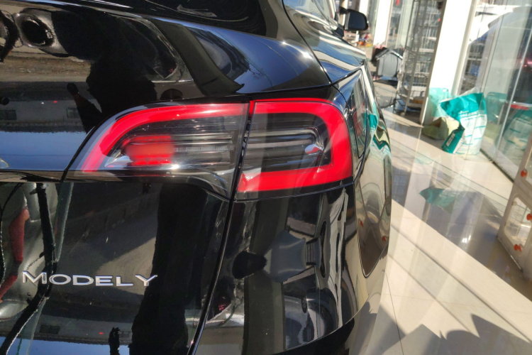 特斯拉 Model Y 2022款 改款 长续航全轮驱动版车身外观9