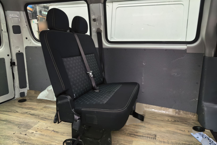 上汽大通MAXUS 新途V80 2019款 2.5T经典款6挡手动傲运通改款短轴超低顶5/6座中控内饰21