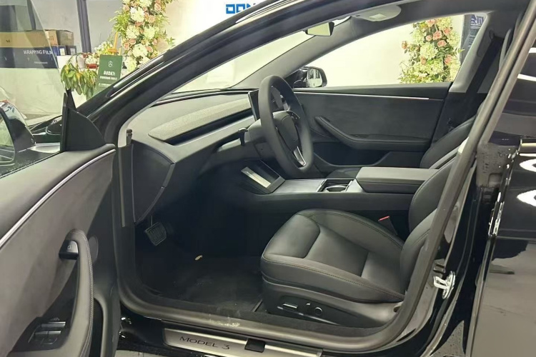 特斯拉 Model 3 2025款 改款 长续航全轮驱动版中控内饰7001