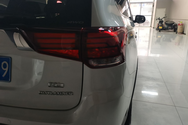 三菱 欧蓝德 2020款 2.4L 四驱致享版 5座车身外观9