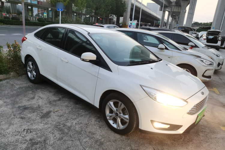 福特 福克斯 2017款 三厢 1.6L 自动舒适型智行版车身外观6002