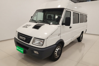 依维柯得意 2021款 2.5T A40 M1客车5-9座长轴中顶双胎手动门