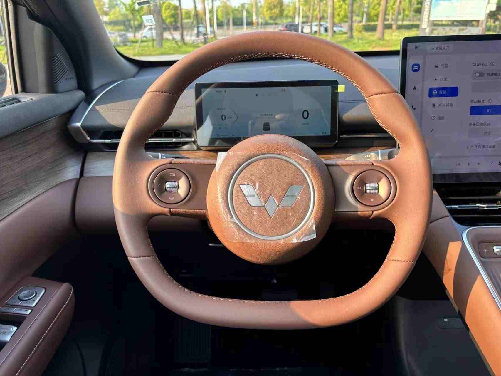 五菱星光S多功能方向盘及液晶仪表盘特写