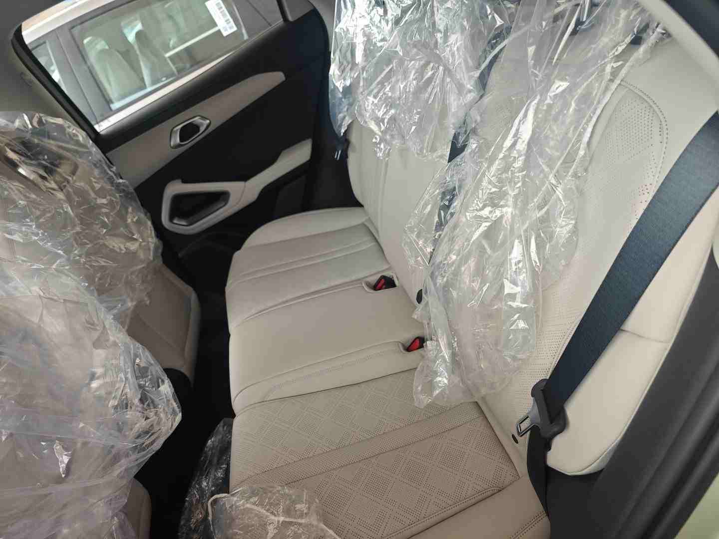 左侧后座椅空间展示