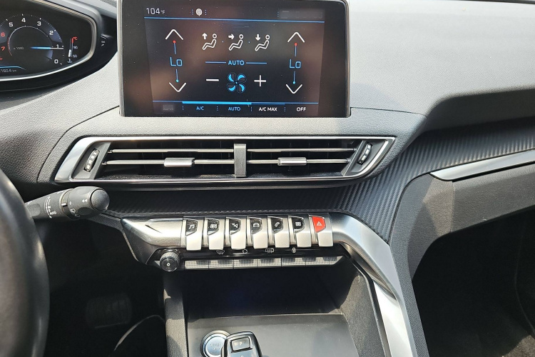 标致5008 2017款 380THP 7座精英版中控内饰7005