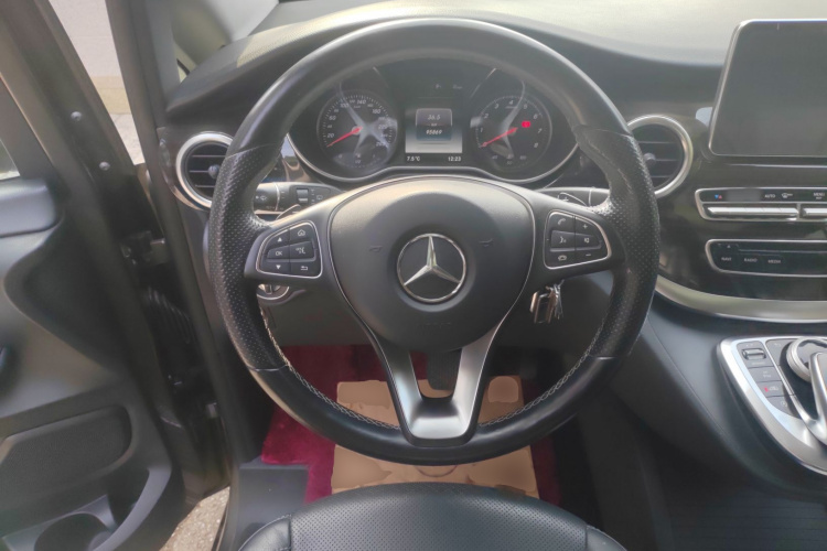 奔驰V级 2017款 V 260 领航版中控内饰13