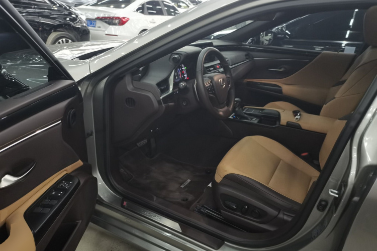 雷克萨斯ES 2020款 200 卓越版中控内饰7003