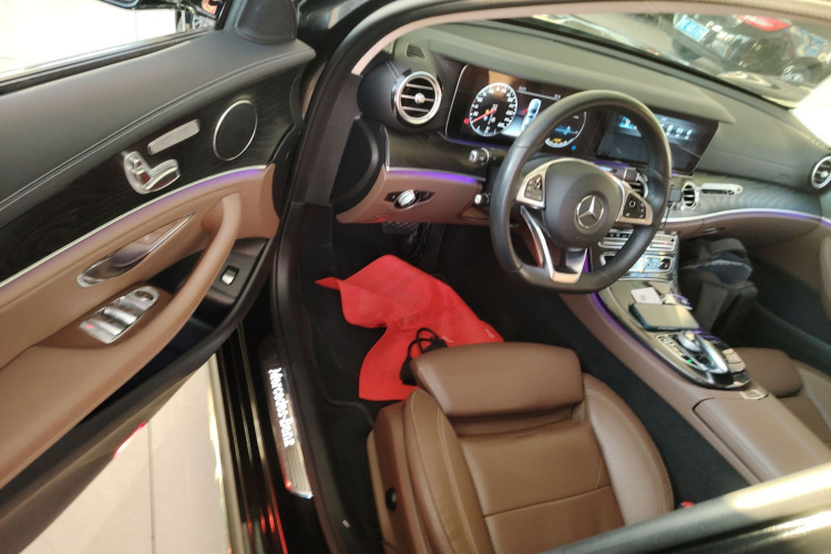 奔驰E级 2017款 E 200 L 4MATIC中控内饰20