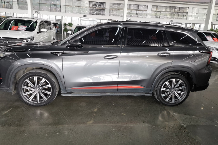 长安CS75 PLUS 2022款 第二代 2.0T 自动尊贵型车身外观4