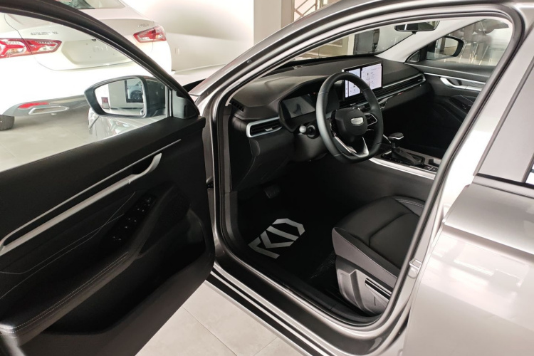 吉利汽车 帝豪 2026款 第4代 400万纪念款 1.5L CVT超越型中控内饰7003