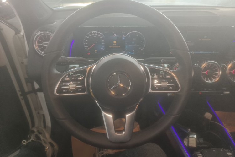 奔驰GLB 2023款 GLB 220 动感型中控内饰13