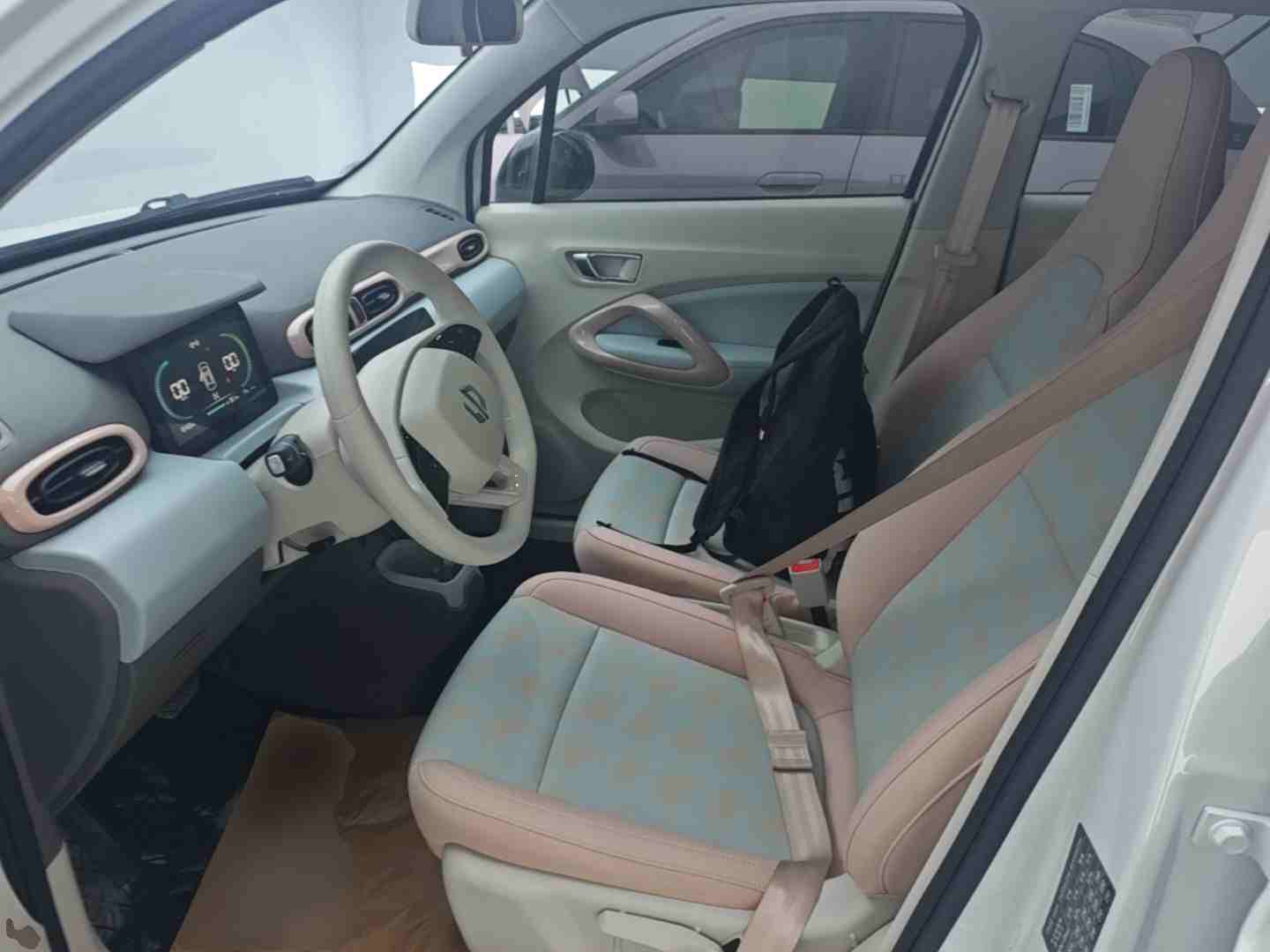 左侧前座椅状态，展示座椅材质