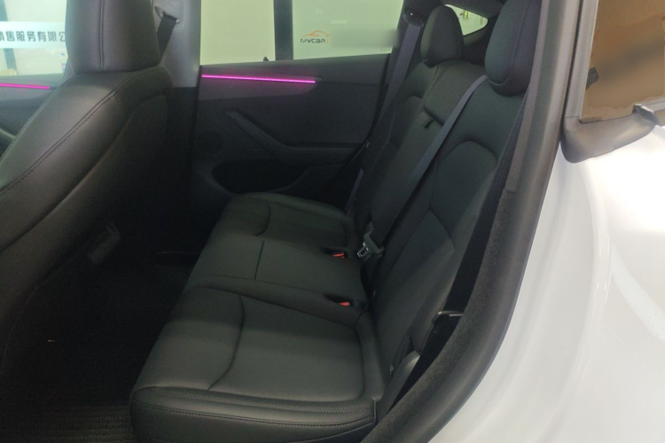 特斯拉 Model Y 2025款 长续航全轮驱动版中控内饰7004