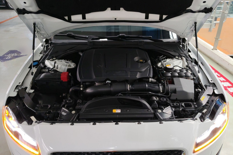 捷豹XFL 2018款 XFL 2.0T 250PS 豪华版机舱底盘24