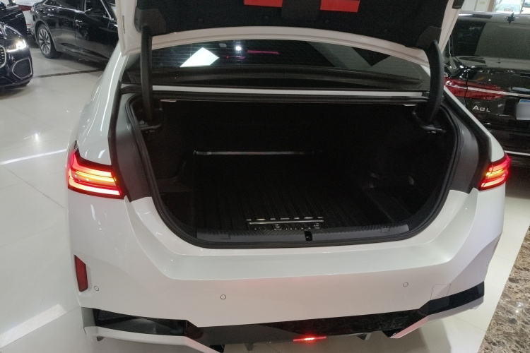 宝马5系 2024款 530Li 领先型 M运动套装机舱底盘23