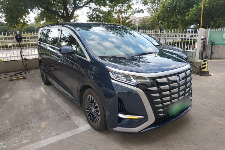 腾势D9 2022款 DM-i 970 四驱尊荣型车身外观3