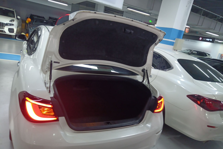 英菲尼迪Q70 2019款 Q70L 2.0T 精英版 PLUS局部细节23