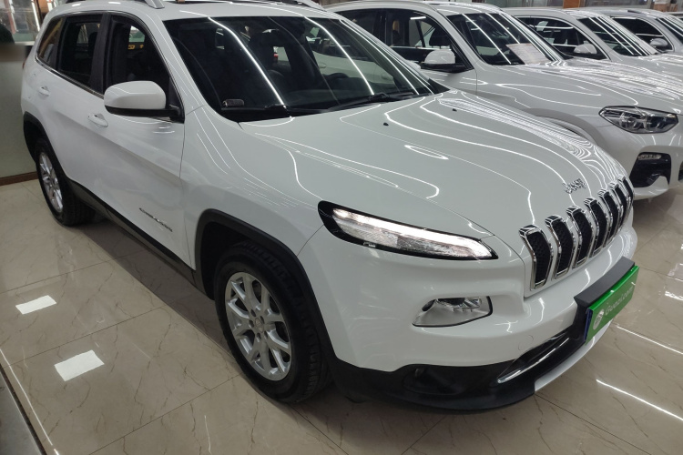 Jeep 自由光 2017款 2.0L 优越版车身外观3