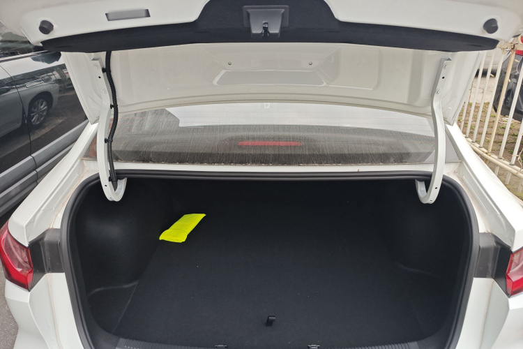 荣威i5 2023款 1.5L CVT豪华版机舱底盘23