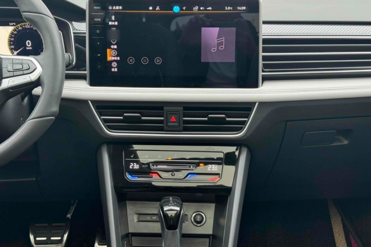 大众 途观L 2024款 出众款 330TSI 自动两驱R-Line龙耀版中控内饰7008