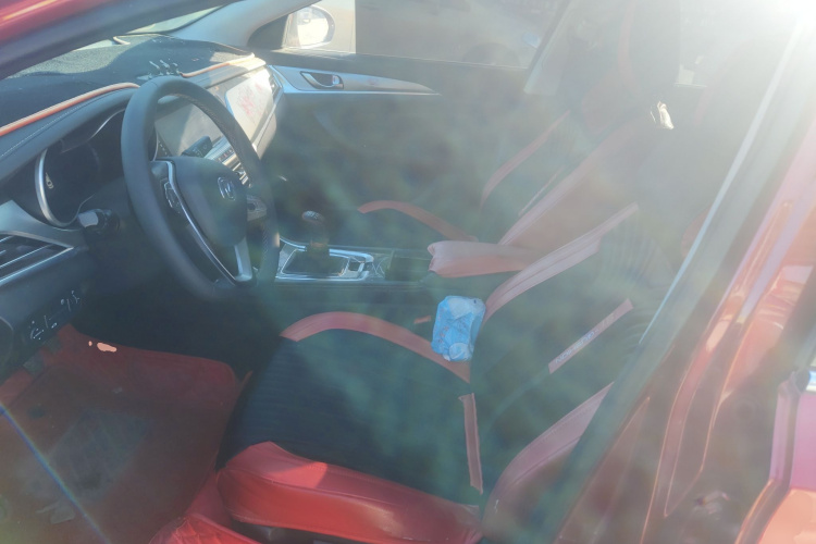 长安 逸动 2019款 高能版 1.6L GDI 手动先锋型 国VI中控内饰19